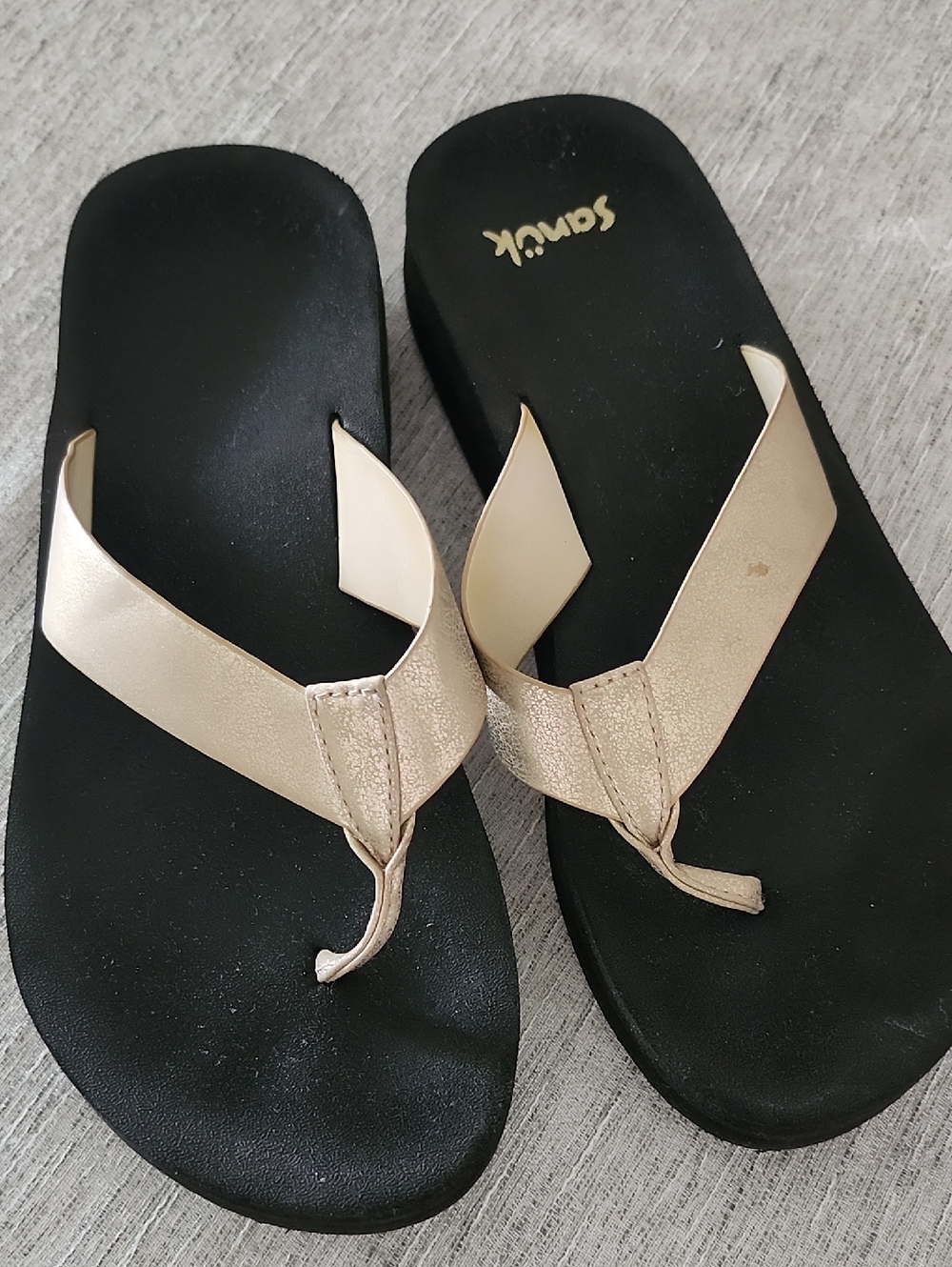 Sanuk Women's Gold Leather Flip Flop Sandals Size 8